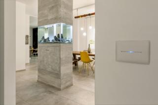 Gli interruttori domotici Ave permettono di accedere in modo immediato e intuitivo alle diverse funzioni configurate nei comandi. In versione touch e multi-touch (questi ultimi dotati fino a sei comandi indipendenti) permettono di controllare con un leggero tocco tutti i dispositivi e le automazioni ad essi collegate. Con in aggiunta la possibilità di personalizzare sia i comandi sia l’intero sistema, richiamando scenari pre-configurati. Inoltre, il servizio Ave Connect aggiunge i comandi vocali, attraverso gli assistenti vocali attualmente diffusi sul mercato: via app o smart speaker si interroga e si attiva il gestore digitale dell’abitazione, capace di interagire con ulteriori dispositivi IoT e di attivarne le funzioni (come ad esempio chiedere informazioni sul traffico o sul meteo). www.domoticaplus.it www.ave.it Gli interruttori domotici Ave permettono di accedere in modo immediato e intuitivo alle diverse funzioni configurate nei comandi. In versione touch e multi-touch (questi ultimi dotati fino a sei comandi indipendenti) permettono di controllare con un leggero tocco tutti i dispositivi e le automazioni ad essi collegate. Con in aggiunta la possibilità di personalizzare sia i comandi sia l’intero sistema, richiamando scenari pre-configurati. Inoltre, il servizio Ave Connect aggiunge i comandi vocali, attraverso gli assistenti vocali attualmente diffusi sul mercato: via app o smart speaker si interroga e si attiva il gestore digitale dell’abitazione, capace di interagire con ulteriori dispositivi IoT e di attivarne le funzioni (come ad esempio chiedere informazioni sul traffico o sul meteo). www.domoticaplus.it www.ave.it