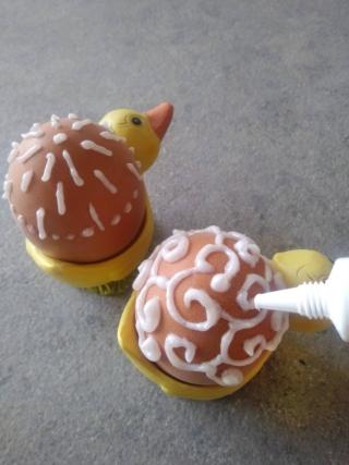 Decorate le uova solo nella metà superiore con il colore alimentare a rilievo. Decorate le uova solo nella metà superiore con il colore alimentare a rilievo.