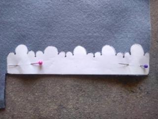 Ritagliate il disegno, fissatelo al feltro con degli spilli Ritagliate il disegno, fissatelo al feltro con degli spilli