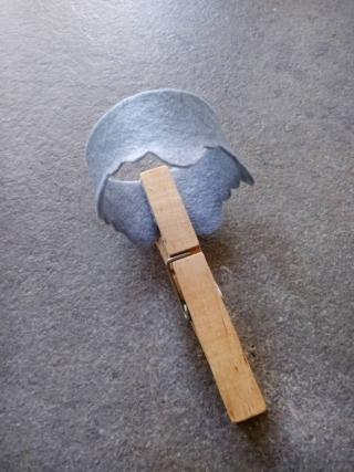 Incollate il cerchio di feltro con la colla vinilica e fissate i bordi con delle mollette dei panni finché la colla non sarà asciutta Incollate il cerchio di feltro con la colla vinilica e fissate i bordi con delle mollette dei panni finché la colla non sarà asciutta