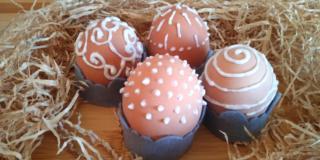 Uova decorate con portauovo in feltro