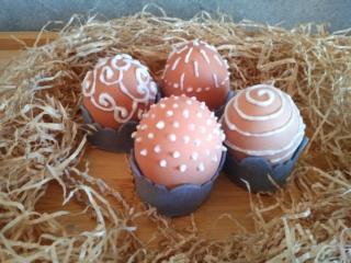 Fate asciugare bene le decorazioni ed inserite le uova nei portauova. Fate asciugare bene le decorazioni ed inserite le uova nei portauova.