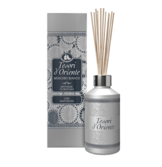 L’elegante diffusore aromatico con bastoncini Muschio Bianco di Tesori d’Oriente emana in modo omogeneo e costante la fragranza aromatica. I bastoncini in rattan naturale diffondono l’olio profumato nell’aria, offrendo fino a otto settimane di costante profumazione. Da 200 ml, prezzo 6,90 euro. www.tesoridoriente.net