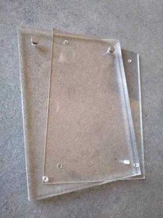 Scegliete delle cornici bianche e/o nere o a giorno. Scegliete delle cornici bianche e/o nere o a giorno.