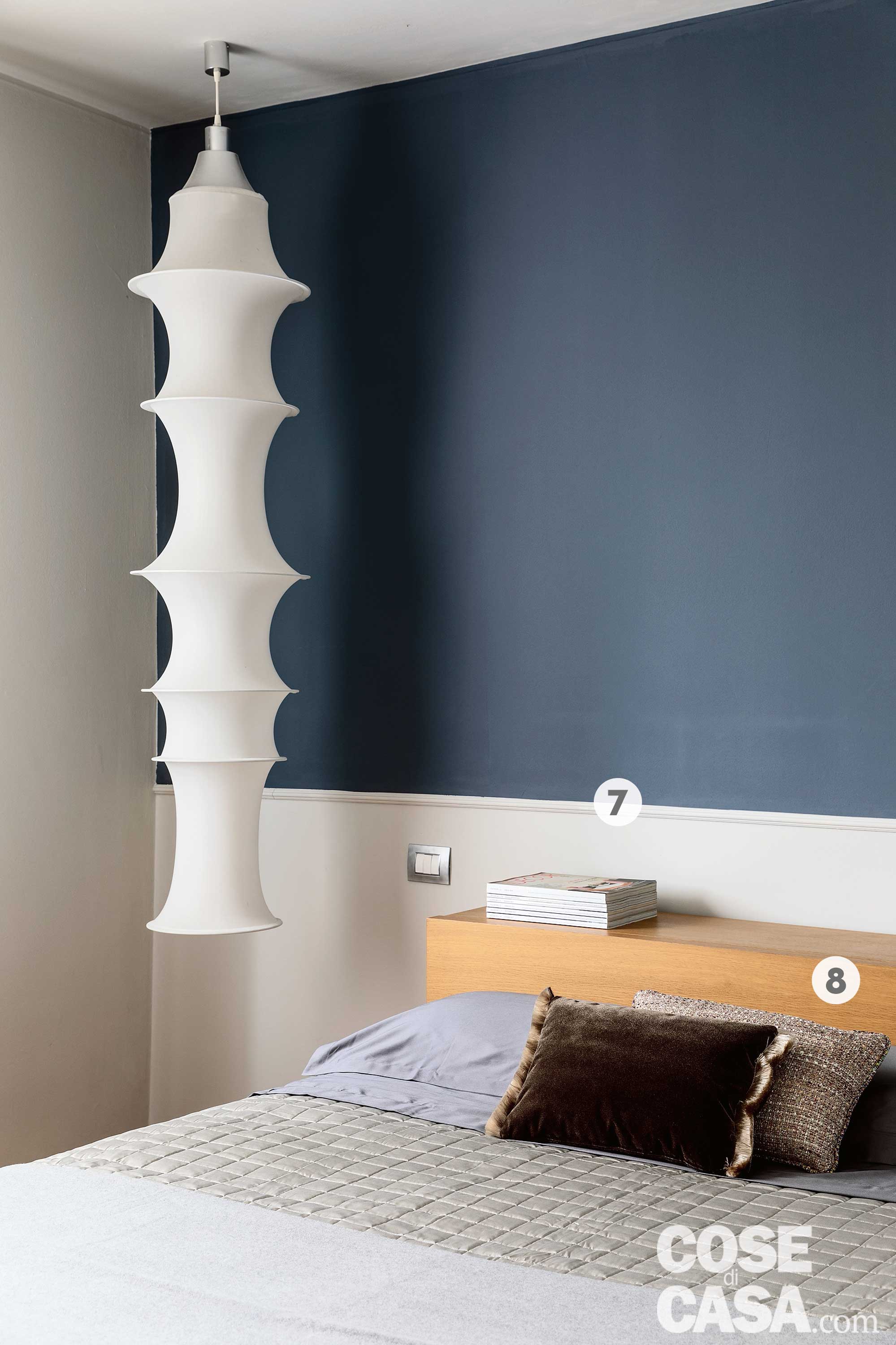 La lampada a sospensione che scende a lato del letto fino a 40 cm da terra è un'icona del design anni '60, disegnata da Bruno Munari. La sua particolarità è il materiale del diffusore: in filanca, lo stesso tessuto delle calze collant. Montato su una struttura metallica tubolare, si mantiene teso ed elastico, lasciando filtrare la luce. È facile anche da pulire perché si smonta con pochi gesti e si lava in lavatrice. Nella camera matrimoniale, il letto con testiera-contenitore in legno è di Ikea, il tavolino (nella foto piccola in basso è Hexxed coll. Diesel di Moroso. A sinistra, la lampada Falkland è di Danese, design Bruno Munari. Il completo letto è di Fazzini, il plaid di Somma; i cuscini sono foderati con tessuti Zimmer & Rohde. La lampada a sospensione che scende a lato del letto fino a 40 cm da terra è un'icona del design anni '60, disegnata da Bruno Munari. La sua particolarità è il materiale del diffusore: in filanca, lo stesso tessuto delle calze collant. Montato su una struttura metallica tubolare, si mantiene teso ed elastico, lasciando filtrare la luce. È facile anche da pulire perché si smonta con pochi gesti e si lava in lavatrice. Nella camera matrimoniale, il letto con testiera-contenitore in legno è di Ikea, il tavolino (nella foto piccola in basso è Hexxed coll. Diesel di Moroso. A sinistra, la lampada Falkland è di Danese, design Bruno Munari. Il completo letto è di Fazzini, il plaid di Somma; i cuscini sono foderati con tessuti Zimmer & Rohde.