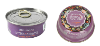 La candela in lattina alla Fragranza di Lavanda e Eucalipto di Brandani si presenta in un colorato contenitore dalla classica apertura a strappo tramite apposita linguetta. La cera profumata è disponibile in otto diverse profumazioni e colori. Prezzo 3,50 euro. www.brandani.it