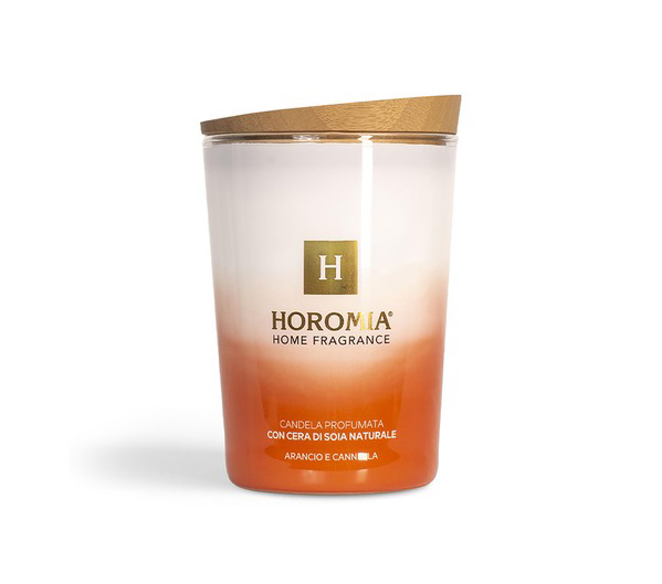 La candela profumata con cera di soia naturale della linea Home Fragrance di Horomia ha una fragranza avvolgente all’arancio e cannella. Da 350 grammi emana intenso aroma fino a 75 ore. Il vaso in vetro è impreziosito da un tappo lavorato a mano in legno di noce nazionale che, quando la candela è accesa, funge da base. Prezzo 34,90 euro. www.horomia.it