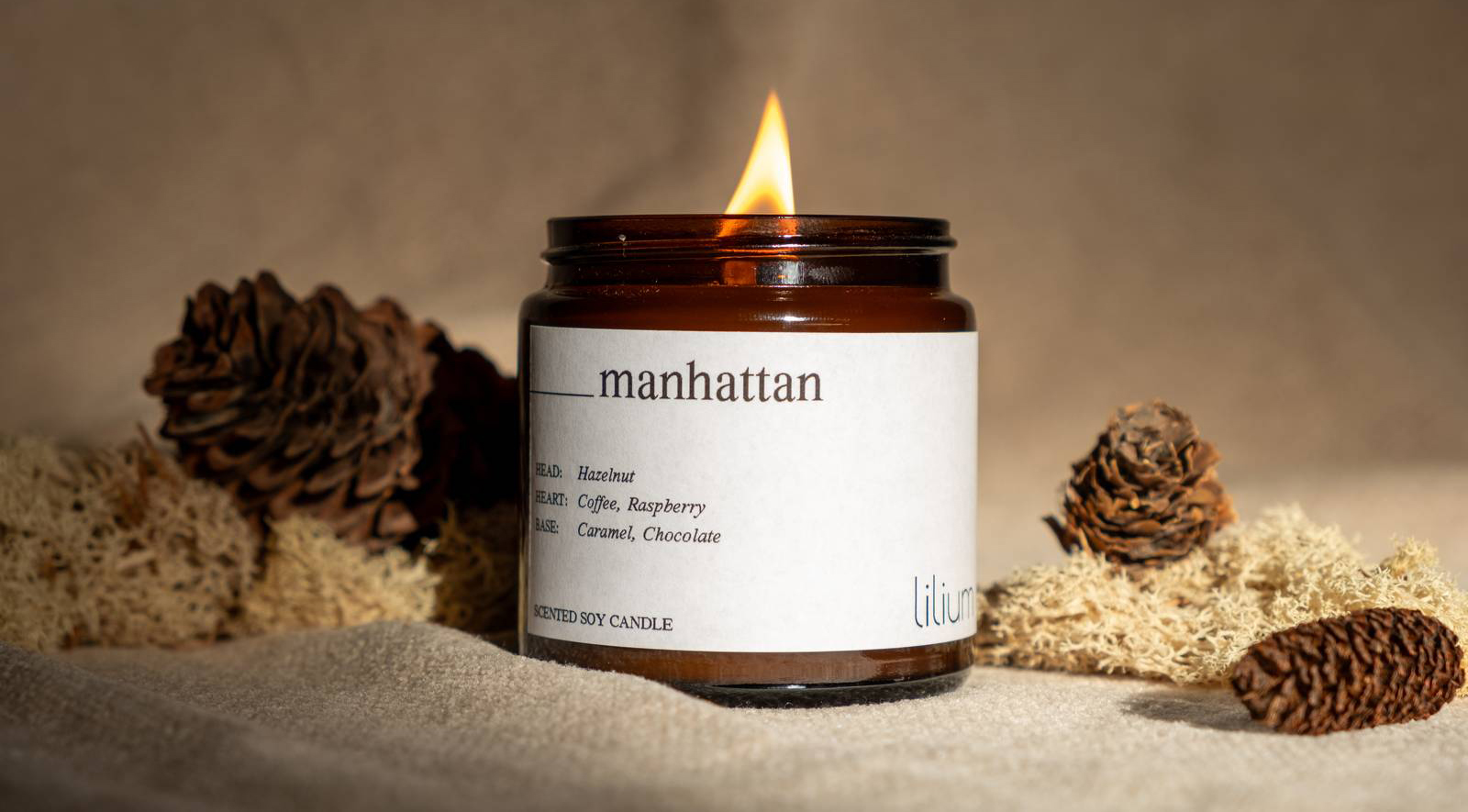 La collezione Manhattan di Lilium Candles, è contenuta in un vasetto di vetro color ambra disponibile in tre formati da 90, 160 e 400 grammi. Colata a mano, è realizzata in cera di soia 100% naturale infusa con oli profumati di alta qualità e preziosi oli essenziali; lo stoppino è in legno proveniente da foreste certificate FSC.  Da 90 gr, prezzo 16,50 euro. www.liliumcandles.com
