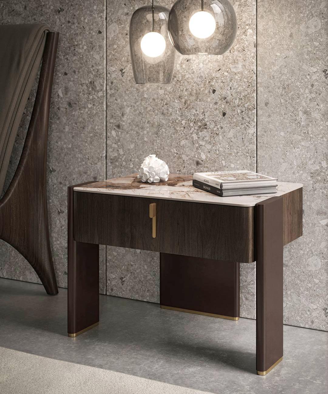 Il grande comodino Julian di Cattelan Italia è caratterizzato da un corpo principale realizzato in legno pregiato e sorretto da tre gambe in metallo con gli spigoli smussati e un sottile bordo in acciaio color ottone alla base coordinato con la finitura della maniglia design sul cassetto. Il top è in ceramica effetto marmo. Misura L 66 x P 46 x H 45 cm. Prezzo su richiesta. www.cattelanitalia.com Il grande comodino Julian di Cattelan Italia è caratterizzato da un corpo principale realizzato in legno pregiato e sorretto da tre gambe in metallo con gli spigoli smussati e un sottile bordo in acciaio color ottone alla base coordinato con la finitura della maniglia design sul cassetto. Il top è in ceramica effetto marmo. Misura L 66 x P 46 x H 45 cm. Prezzo su richiesta. www.cattelanitalia.com