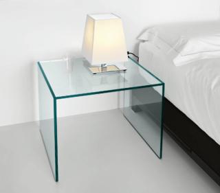 Vetro trasparente spesso dodici millimetri per l'intera struttura del comodino Trio di Tonelli design che, grazie alla sua linea semplice e pulita, può essere accostato sia a letti moderni sia classici. Sono disponibili in tre formati diversi e possono essere impilati uno dentro l'altro. Misura L 40 x P 40 x H 38 cm. Prezzo a partire da 480 euro. www.tonellidesign.it Vetro trasparente spesso dodici millimetri per l'intera struttura del comodino Trio di Tonelli design che, grazie alla sua linea semplice e pulita, può essere accostato sia a letti moderni sia classici. Sono disponibili in tre formati diversi e possono essere impilati uno dentro l'altro. Misura L 40 x P 40 x H 38 cm. Prezzo a partire da 480 euro. www.tonellidesign.it
