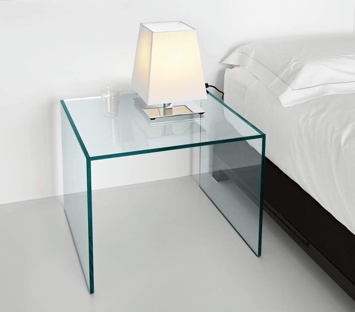 Vetro trasparente spesso dodici millimetri per l'intera struttura del comodino Trio di Tonelli design che, grazie alla sua linea semplice e pulita, può essere accostato sia a letti moderni sia classici. Sono disponibili in tre formati diversi e possono essere impilati uno dentro l'altro. Misura L 40 x P 40 x H 38 cm. Prezzo a partire da 480 euro. www.tonellidesign.it Vetro trasparente spesso dodici millimetri per l'intera struttura del comodino Trio di Tonelli design che, grazie alla sua linea semplice e pulita, può essere accostato sia a letti moderni sia classici. Sono disponibili in tre formati diversi e possono essere impilati uno dentro l'altro. Misura L 40 x P 40 x H 38 cm. Prezzo a partire da 480 euro. www.tonellidesign.it