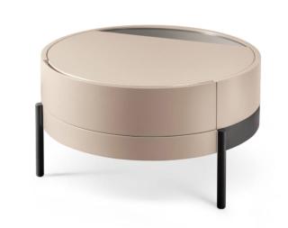 Offre un'ampia superficie di appoggio il comodino Valley di Cantori che è realizzato in legno laccato beige e ha i piedi in metallo nella finitura ferro antracite collegati da una struttura che abbraccia il retro e i fianchi; il top è caratterizzato da un inserto in specchio. È presente un ampio cassetto porta tutto. Misura L 64 x P 62 x H 35 cm. Prezzo 1.370 euro. www.cantori.it Offre un'ampia superficie di appoggio il comodino Valley di Cantori che è realizzato in legno laccato beige e ha i piedi in metallo nella finitura ferro antracite collegati da una struttura che abbraccia il retro e i fianchi; il top è caratterizzato da un inserto in specchio. È presente un ampio cassetto porta tutto. Misura L 64 x P 62 x H 35 cm. Prezzo 1.370 euro. www.cantori.it