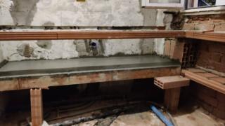 Costruzione della struttura in muratura per il lavabo Costruzione della struttura in muratura per il lavabo