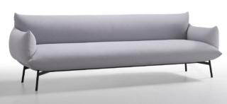 divano tre posti cuscini imbottiti soffici rivestito tessuto grigio chiaro basamento metallo verniciato collezione area midj divano tre posti cuscini imbottiti soffici rivestito tessuto grigio chiaro basamento metallo verniciato collezione area midj