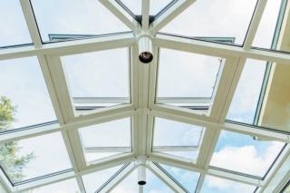 Super versatile
Il sistema apribile, manuale o motorizzato, AWS 57 RO di Schüco (www.schueco.com) è una soluzione versatile, perfetta per essere inserita anche in verande realizzate con i sistemi in alluminio FW 50 e 60, e relative varianti, dell'azienda. Può essere configurato anche con geometrie inusuali o con anta a scomparsa. Installabile su tetti con inclinazioni tra 7° e 75°, può avere H e L fino a 2,10 metri, con angolo di apertura fino a 90° e peso massimo di 120 kg. Offre la garanzia di un ottimo deflusso dell’acqua e di un effetto autopulente. A seconda delle varianti, oltre che con vetri isolanti a lastre sfalsate, può essere realizzato anche con vetri calpestabili o con schermature solari nell’intercapedine. Prezzo su preventivo.