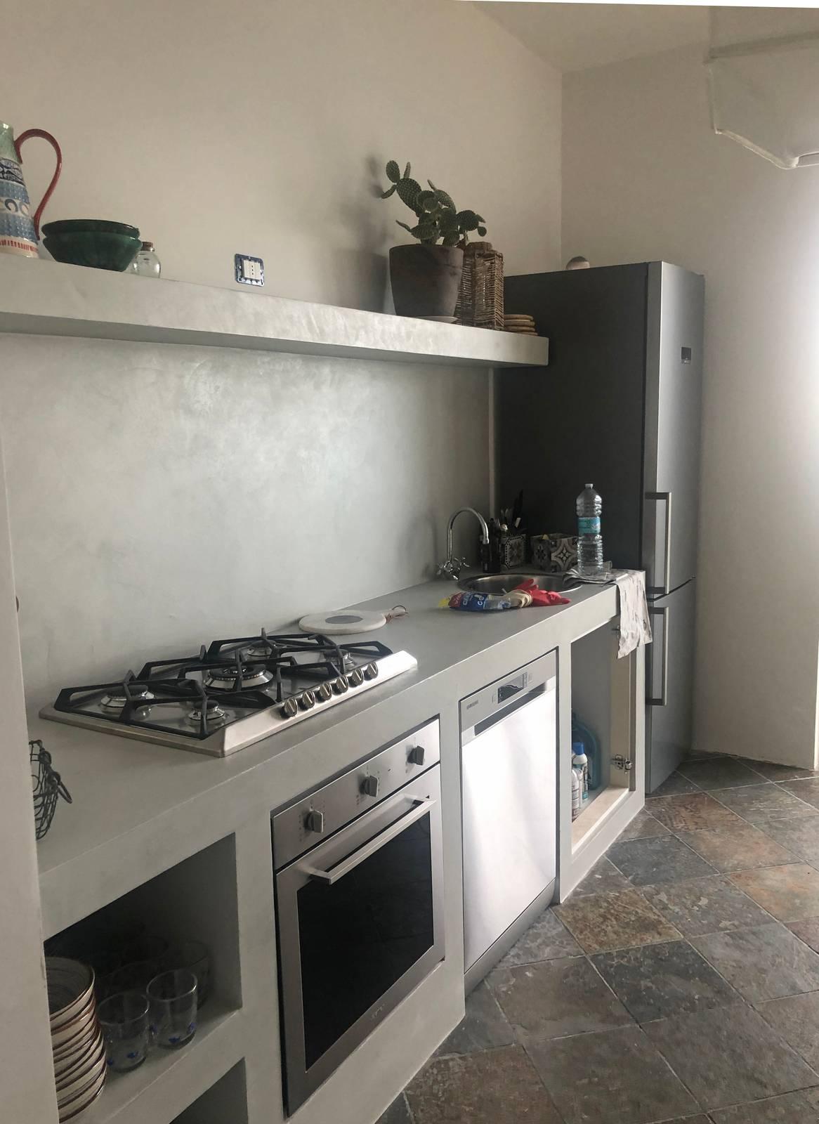 Cucina in muratura: come si realizza, in quanti giorni, con quali vantaggi  e svantaggi - Cose di Casa