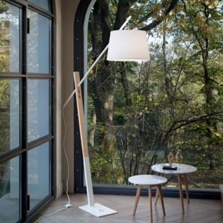 Ha uno stile nordico la lampada da terra Eminent PT1di Ideal Lux: l'asta, realizzata in legno naturale, è abbinata a una montatura in metallo verniciato a polveri bianco. Il grande paralume è in Pvc rivestito in tessuto bianco; il cavo di alimentazione è ricoperto in tessuto ed è dotato di interruttore integrato. Misura L 166 x P 42 x H 230 cm. Prezzo 115,50 euro. www.ideal-lux.com Ha uno stile nordico la lampada da terra Eminent PT1di Ideal Lux: l'asta, realizzata in legno naturale, è abbinata a una montatura in metallo verniciato a polveri bianco. Il grande paralume è in Pvc rivestito in tessuto bianco; il cavo di alimentazione è ricoperto in tessuto ed è dotato di interruttore integrato. Misura L 166 x P 42 x H 230 cm. Prezzo 115,50 euro. www.ideal-lux.com