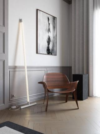 Insolita e ricercata Squiggle di Rotaliana è l'innovativa piantana da appoggiare a parete che si ispira alla "Struttura al neon" di Lucio Fontana per la IX Triennale di Milano: è composta da un esoscheletro tubolare metallico bianco opaco, punteggiato di forature esagonali, che racchiude un led interno. È disponibile anche nelle varianti nero o oro. Misura L 43 x H 193 cm. Prezzo su richiesta. www.rotaliana.it Insolita e ricercata Squiggle di Rotaliana è l'innovativa piantana da appoggiare a parete che si ispira alla "Struttura al neon" di Lucio Fontana per la IX Triennale di Milano: è composta da un esoscheletro tubolare metallico bianco opaco, punteggiato di forature esagonali, che racchiude un led interno. È disponibile anche nelle varianti nero o oro. Misura L 43 x H 193 cm. Prezzo su richiesta. www.rotaliana.it