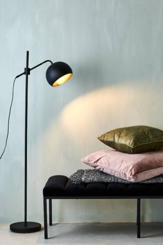 È composta da uno stelo sottile e da un paralume a cupola orientabile il modello Bowl di CASA che ricorda le lampade degli Anni Sessanta. La struttura in metallo verniciato a polvere nero la rende elegante e facile da ambientare. Misura ø 23 x H 132 cm. Prezzo 49,95 euro. www.casashops.com È composta da uno stelo sottile e da un paralume a cupola orientabile il modello Bowl di CASA che ricorda le lampade degli Anni Sessanta. La struttura in metallo verniciato a polvere nero la rende elegante e facile da ambientare. Misura ø 23 x H 132 cm. Prezzo 49,95 euro. www.casashops.com