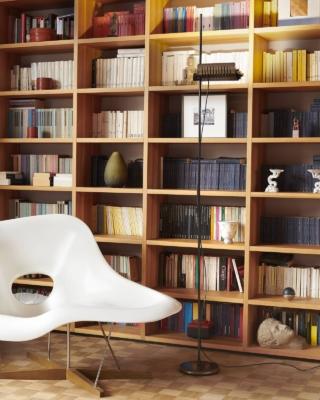 È una vera e propria icone design la lampada da terra Colombo 626L di Oluce, disegnata da Joe Colombo nel 1970 e oggi riproposta nella versione Led. Il riflettore, orientabile e regolabile in altezza, è in metallo nella finitura bronzo anodic e poggia su un'asta in acciaio verniciato nero. È in grado di produrre una luce diretta o indiretta; inoltre è corredata di un comodo dimmer. Misura  ø 24 x H 205 cm. Prezzo su richiesta. www.oluce.com È una vera e propria icone design la lampada da terra Colombo 626L di Oluce, disegnata da Joe Colombo nel 1970 e oggi riproposta nella versione Led. Il riflettore, orientabile e regolabile in altezza, è in metallo nella finitura bronzo anodic e poggia su un'asta in acciaio verniciato nero. È in grado di produrre una luce diretta o indiretta; inoltre è corredata di un comodo dimmer. Misura  ø 24 x H 205 cm. Prezzo su richiesta. www.oluce.com