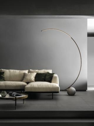 Un gioco di equilibri per la grande lampada da terra Circle di Bontempi: è resa speciale dalla struttura in acciaio laccato ottone scuro, montata su una base sferica in cemento color grigio cemento, con un design grafico e essenziale. Misura L 140 x P 30 x H 197 cm. Prezzo 1.120 euro + IVA. www.bontempi.it Un gioco di equilibri per la grande lampada da terra Circle di Bontempi: è resa speciale dalla struttura in acciaio laccato ottone scuro, montata su una base sferica in cemento color grigio cemento, con un design grafico e essenziale. Misura L 140 x P 30 x H 197 cm. Prezzo 1.120 euro + IVA. www.bontempi.it