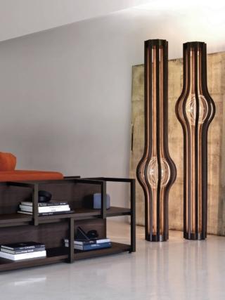 Otto esili doghe in legno curvato tinto rovere caffè per la struttura del modello Ashaa di Natevo che è disponibile nelle varianti con la sfera di vetro posizionata nella metà superiore o in quella inferiore. Il diffusore è realizzato in vetro soffiato in tre varianti (trasparente, fumé e bronzo);  la base e il top sono declinati nella finitura anodic bronze. L'accensione avviene tramite un interruttore a pedale, telecomando o tramite Casambi (sistema di controllo smart lighting tramite smartphone o tablet). Misura ø 39 x H 193 cm. Prezzo 5.325 euro nella versione con interruttore. www.natevo.com Otto esili doghe in legno curvato tinto rovere caffè per la struttura del modello Ashaa di Natevo che è disponibile nelle varianti con la sfera di vetro posizionata nella metà superiore o in quella inferiore. Il diffusore è realizzato in vetro soffiato in tre varianti (trasparente, fumé e bronzo);  la base e il top sono declinati nella finitura anodic bronze. L'accensione avviene tramite un interruttore a pedale, telecomando o tramite Casambi (sistema di controllo smart lighting tramite smartphone o tablet). Misura ø 39 x H 193 cm. Prezzo 5.325 euro nella versione con interruttore. www.natevo.com