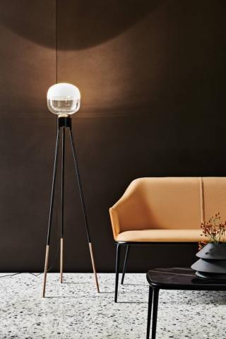 Una piacevole luce diffusa per Ghost di Midj, la lampada da terra con la base formata da tre barre di metallo verniciato nero e oro. Il diffusore in vetro, nella finitura mista trasparente e satinata,  garantisce un'illuminazione ottimale. Il cavo di alimentazione di due metri rivestito in seta nera è dotato di interruttore.  Misura L 45 x P 39 x H 150 cm. Prezzo a partire da 808,86 euro. www.midj.com Una piacevole luce diffusa per Ghost di Midj, la lampada da terra con la base formata da tre barre di metallo verniciato nero e oro. Il diffusore in vetro, nella finitura mista trasparente e satinata,  garantisce un'illuminazione ottimale. Il cavo di alimentazione di due metri rivestito in seta nera è dotato di interruttore.  Misura L 45 x P 39 x H 150 cm. Prezzo a partire da 808,86 euro. www.midj.com