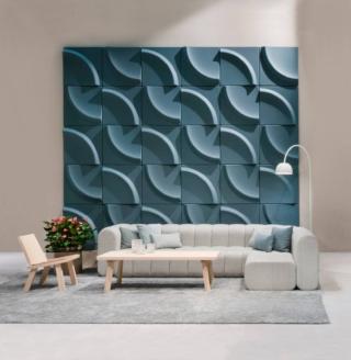 Il "quadro" a parete è formato da pannelli decorativi fonoassorbenti
Gaia di Blå Station. In feltro 100% poliestere pressato a caldo o rivestito in tessuto di pura lana, si possono combinare per ottenere diversi disegni. Ogni pannello misura 65 x 65 cm. www.blastation.com