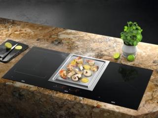 I tre piani da 36 cm della linea Crystal Line di Aeg possono essere installati singolarmente o combinati tra loro. Il piano a induzione IKE41600KB è dotato di una grande zona di cottura indipendente, in grado di reagire istantaneamente alle regolazioni di temperatura. Il piano cottura teppanyaki ITE42600KB a induzione consente al calore di essere diretto agli ingredienti quando serve, lasciando il resto del piano cottura freddo al tatto. Il piano IKE42640KB a induzione ha la funzione Bridge, che permette di utilizzare pentole più grandi dalla forma rettangolare o ovale, come le pesciere. Ciascuno misura 36x52 cm. Prezzo da rivenditore. www.aeg.it I tre piani da 36 cm della linea Crystal Line di Aeg possono essere installati singolarmente o combinati tra loro. Il piano a induzione IKE41600KB è dotato di una grande zona di cottura indipendente, in grado di reagire istantaneamente alle regolazioni di temperatura. Il piano cottura teppanyaki ITE42600KB a induzione consente al calore di essere diretto agli ingredienti quando serve, lasciando il resto del piano cottura freddo al tatto. Il piano IKE42640KB a induzione ha la funzione Bridge, che permette di utilizzare pentole più grandi dalla forma rettangolare o ovale, come le pesciere. Ciascuno misura 36x52 cm. Prezzo da rivenditore. www.aeg.it