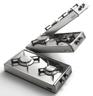 Si appoggiano sopra il top della cucina i piani ribaltabili di Alpes-Inox. Accoppiabili e componibili, quando non in uso sono reclinabili in verticale a 90° per liberare il piano sottostante per altre operazioni. In acciaio inox, sono dotati di un numero di fuochi che va da due a sei, e possono avere alimentazione a gas o a induzione. Ciascuno misura 30x52 cm. Prezzo 1.050 euro. www.alpesinox.com Si appoggiano sopra il top della cucina i piani ribaltabili di Alpes-Inox. Accoppiabili e componibili, quando non in uso sono reclinabili in verticale a 90° per liberare il piano sottostante per altre operazioni. In acciaio inox, sono dotati di un numero di fuochi che va da due a sei, e possono avere alimentazione a gas o a induzione. Ciascuno misura 30x52 cm. Prezzo 1.050 euro. www.alpesinox.com