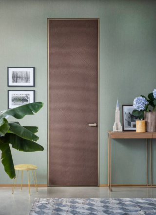 La porta per interni pivotante Altaj disegnata da SBGA per Lualdi è concepita per andare oltre il minimalismo della porta a filo muro, il modello infatti non scompare nella parete, ma è evidenziato dal profilo metallico che incornicia l’anta e ne esalta la finitura. Personalizzabile con diverse finiture dai laccati lucidi e opachi alle essenze in legno, dai vetri alla pelle è qui proposta in legno bicolore Chocolat e intreccio in pelle. Prezzo a progetto. www.lualdiporte.com La porta per interni pivotante Altaj disegnata da SBGA per Lualdi è concepita per andare oltre il minimalismo della porta a filo muro, il modello infatti non scompare nella parete, ma è evidenziato dal profilo metallico che incornicia l’anta e ne esalta la finitura. Personalizzabile con diverse finiture dai laccati lucidi e opachi alle essenze in legno, dai vetri alla pelle è qui proposta in legno bicolore Chocolat e intreccio in pelle. Prezzo a progetto. www.lualdiporte.com