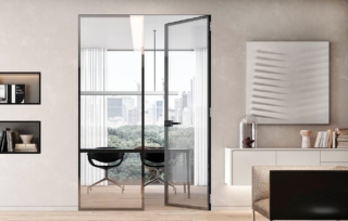 Crystal BI Filomuro è la porta filomuro a doppio battente di Bertolotto in vetro con sistema Stop-sol e profilo Antracite, la maniglia coordinata modello Toledo, le misure per anta partono da 50 x 160 cm fino a 100x300 cm prezzo a preventivo www.bertolotto.com Crystal BI Filomuro è la porta filomuro a doppio battente di Bertolotto in vetro con sistema Stop-sol e profilo Antracite, la maniglia coordinata modello Toledo, le misure per anta partono da 50 x 160 cm fino a 100x300 cm prezzo a preventivo www.bertolotto.com