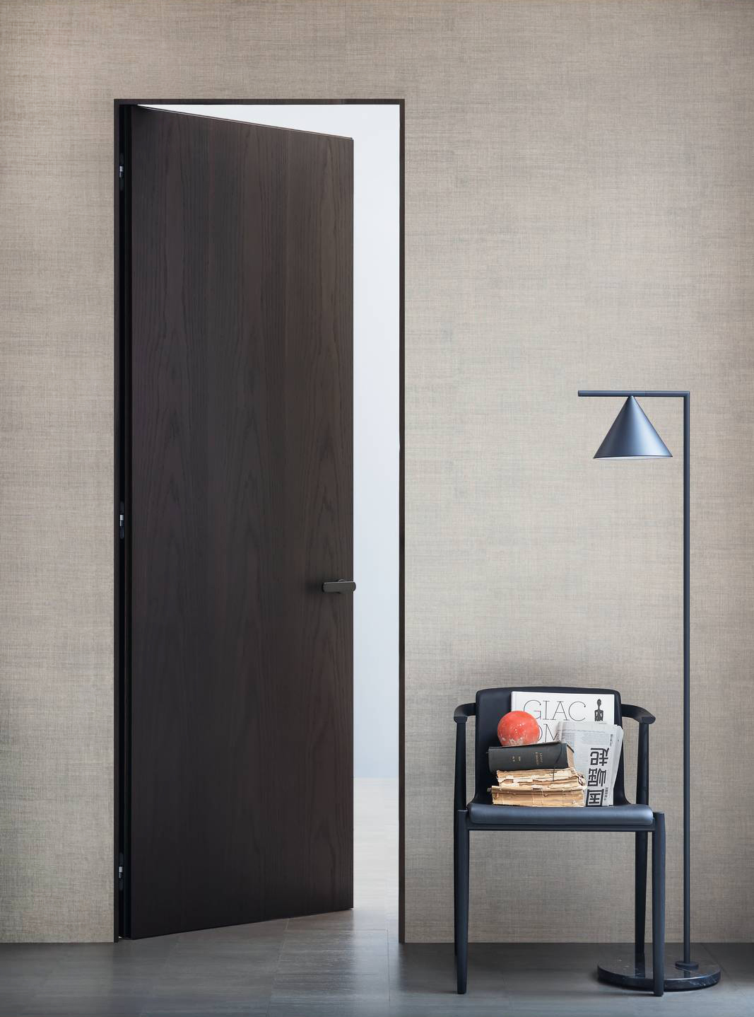 La collezione di porte interne a battente Rasoline 55s rappresenta la naturale evoluzione del modello storico Rasomuro, di cui riprende le caratteristiche tecniche che ne hanno decretato il successo. Grazie alle cerniere completamente a scomparsa, al forte spessore e allo stipite invisibile in alluminio è in grado di integrarsi alla parete con mimetismo perfetto. Disponibile in una gamma completa di finiture dal legno al metallo, al laccato lucido e opaco, prezzo a progetto http://www.lualdiporte.com La collezione di porte interne a battente Rasoline 55s rappresenta la naturale evoluzione del modello storico Rasomuro, di cui riprende le caratteristiche tecniche che ne hanno decretato il successo. Grazie alle cerniere completamente a scomparsa, al forte spessore e allo stipite invisibile in alluminio è in grado di integrarsi alla parete con mimetismo perfetto. Disponibile in una gamma completa di finiture dal legno al metallo, al laccato lucido e opaco, prezzo a progetto http://www.lualdiporte.com