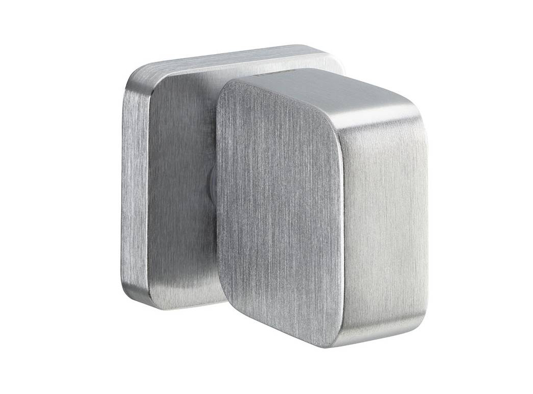 La maniglia Eder disegnata da Simone Micheli per Frascio si caratterizza per la sua forma compatta e per l’assenza di elementi complessi, ideale per porte filomuro fa della semplicità il suo segno distintivo. Disponibile in un’ampia gamma di finiture misura 51x51 cm ed il prezzo è 80 euro www.frascio.it La maniglia Eder disegnata da Simone Micheli per Frascio si caratterizza per la sua forma compatta e per l’assenza di elementi complessi, ideale per porte filomuro fa della semplicità il suo segno distintivo. Disponibile in un’ampia gamma di finiture misura 51x51 cm ed il prezzo è 80 euro www.frascio.it