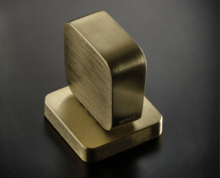 La maniglia Eder disegnata da Simone Micheli per Frascio si caratterizza per la sua forma compatta e per l’assenza di elementi complessi, ideale per porte filomuro fa della semplicità il suo segno distintivo. Disponibile in un’ampia gamma di finiture misura 51x51 cm ed il prezzo è 80 euro www.frascio.it La maniglia Eder disegnata da Simone Micheli per Frascio si caratterizza per la sua forma compatta e per l’assenza di elementi complessi, ideale per porte filomuro fa della semplicità il suo segno distintivo. Disponibile in un’ampia gamma di finiture misura 51x51 cm ed il prezzo è 80 euro www.frascio.it