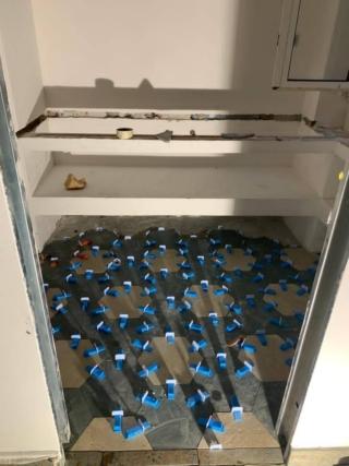 Posa delle piastrelle ottagonali a pavimento Posa delle piastrelle ottagonali a pavimento