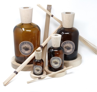 I Profumatori per ambiente della Casa delle Lampadine sono disponibili in 6 fragranze: Fico kubo, Amber oud, Pepe nero e cardamomo, Eau de sal, Lavanda e camomilla e Tranquillity. Per ognuna di queste è stato pensato un diffusore a bastoncini, da poter ricaricare, realizzato con bottiglie color ambra e antracite, e uno spray per ambiente. Il diffusore ambrato Pepe nero da 250 ml, prezzo31,90 euro, lo spray (tutte le fragranze) da 250 ml, prezzo 25 euro. www.casadellelampadine.it