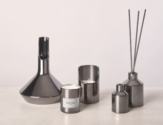 Tutte le fragranze per la casa, della linea Indian Wood di Fazzini, dalle candele ai diffusori a bastoncino, fino alle saponette sono racchiuse in eleganti oggetti di design. Il diffusore in ceramica granulare prezzo 99,90 euro, la candela in ceramica da 160 gr prezzo 49,90 euro, il diffusore in ceramica da 500 ml prezzo 55,00 euro. www.fazzinihome.com