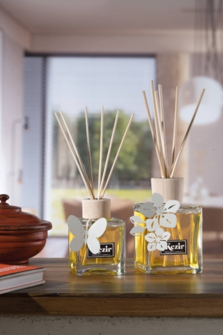 La linea di profumatori d’ambiente Kezir creata dai maestri profumieri in esclusiva per Arti & Mestieri è prodotta solo con materiali naturali e sostenibili. Le confezioni in vetro e faggio naturale hanno decori in ferro verniciato con pigmenti naturali all’acqua e sono disponibili da 500 ml con decoro Papillon, 250 ml con decoro Fior di Loto e 100 ml con decoro Papillon, in versione spray da 50 ml e Refill da 250 ml. Da 100 ml, prezzo 23 euro. www.artiemestieri.it
