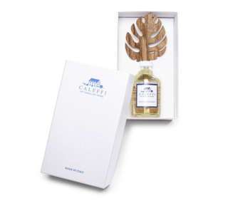 La profumazione per ambienti Mediterraneo della Collezione Home Fragrance di Caleffi è disponibile con contenitore in vetro trasparente impreziosito da un diffusore in legno lavorato a intaglio, a evocare elementi naturali come alberi e foglie. Da 100 ml, prezzo 13,90 euro. www.caleffionline.it