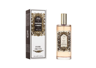 La fragranza d’ambiente Fiori e Frutti di Wally 1925 porta in casa la primavera perché composta dalle note del Limone, dell'Ananas, della Pesca Bianca che insieme ai profumi di Peonia, Violetta, Fresia, Gelsomino, Rosa Bianca si sposano agli orientali Ylang Ylang, Ambra, Legno di Cedro, legno di Sandalo e Muschi Bianchi in una unione perfetta. Il formato da 100 ml, prezzo 28,00 euro. www.wallycosmetici.com
