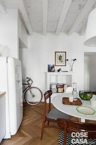 Dettaglio della zona giorno di questo appartamento, dove le travi a vista e il camino raccontano la storia dell’edificio; proprio per questo la struttura è stata mantenuta e il camino è diventato ora libreria e piano di appoggio. Dettaglio della zona giorno di questo appartamento, dove le travi a vista e il camino raccontano la storia dell’edificio; proprio per questo la struttura è stata mantenuta e il camino è diventato ora libreria e piano di appoggio.