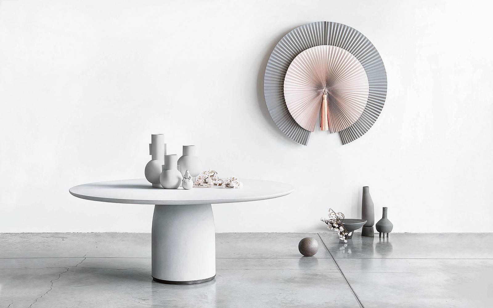 Nuovi materiali - come il marmo ricostruito nella finitura bianco Candoglia - usati singolarmente o in inedite combinazioni ampliano la collezione dei tavoli e ne sottolineano le forme sinuose
Bulé di Lema (www.lemamobili.com), design Chiara Andreatti, è proposto anche con base e vassoio girevole in bronzo ricostruito e piano in rovere termotrattato, con piano in rovere termotrattato e base e vassoio girevole in marmo ricostruito nero Belgianblue. Misura Ø 160/180/200 x H 73,5 cm; costa da 5.305 euro. Nuovi materiali - come il marmo ricostruito nella finitura bianco Candoglia - usati singolarmente o in inedite combinazioni ampliano la collezione dei tavoli e ne sottolineano le forme sinuose
Bulé di Lema (www.lemamobili.com), design Chiara Andreatti, è proposto anche con base e vassoio girevole in bronzo ricostruito e piano in rovere termotrattato, con piano in rovere termotrattato e base e vassoio girevole in marmo ricostruito nero Belgianblue. Misura Ø 160/180/200 x H 73,5 cm; costa da 5.305 euro.