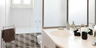 La vasca sotto la finestra: 5 progetti bagno con foto e piante