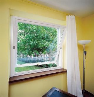 Novecento di Navello
(www.navello.it) ha apertura
a bilico ed è in legno di pino lamellare laccato bianco, con vetro basso emissivo con riempimento di gas Argon e canalina warm edge. È possibile aggiungere un sistema antieffrazione RC2. Misura L 130 x H 100 cm e costa da 990 euro + Iva. Novecento di Navello
(www.navello.it) ha apertura
a bilico ed è in legno di pino lamellare laccato bianco, con vetro basso emissivo con riempimento di gas Argon e canalina warm edge. È possibile aggiungere un sistema antieffrazione RC2. Misura L 130 x H 100 cm e costa da 990 euro + Iva.