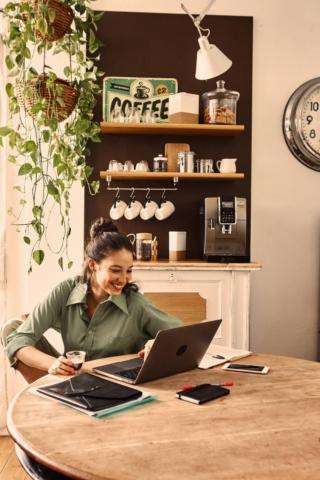 donna smartworking e Home bar macchine automatiche per caffè in chicchi De'Loghi donna smartworking e Home bar macchine automatiche per caffè in chicchi De'Loghi