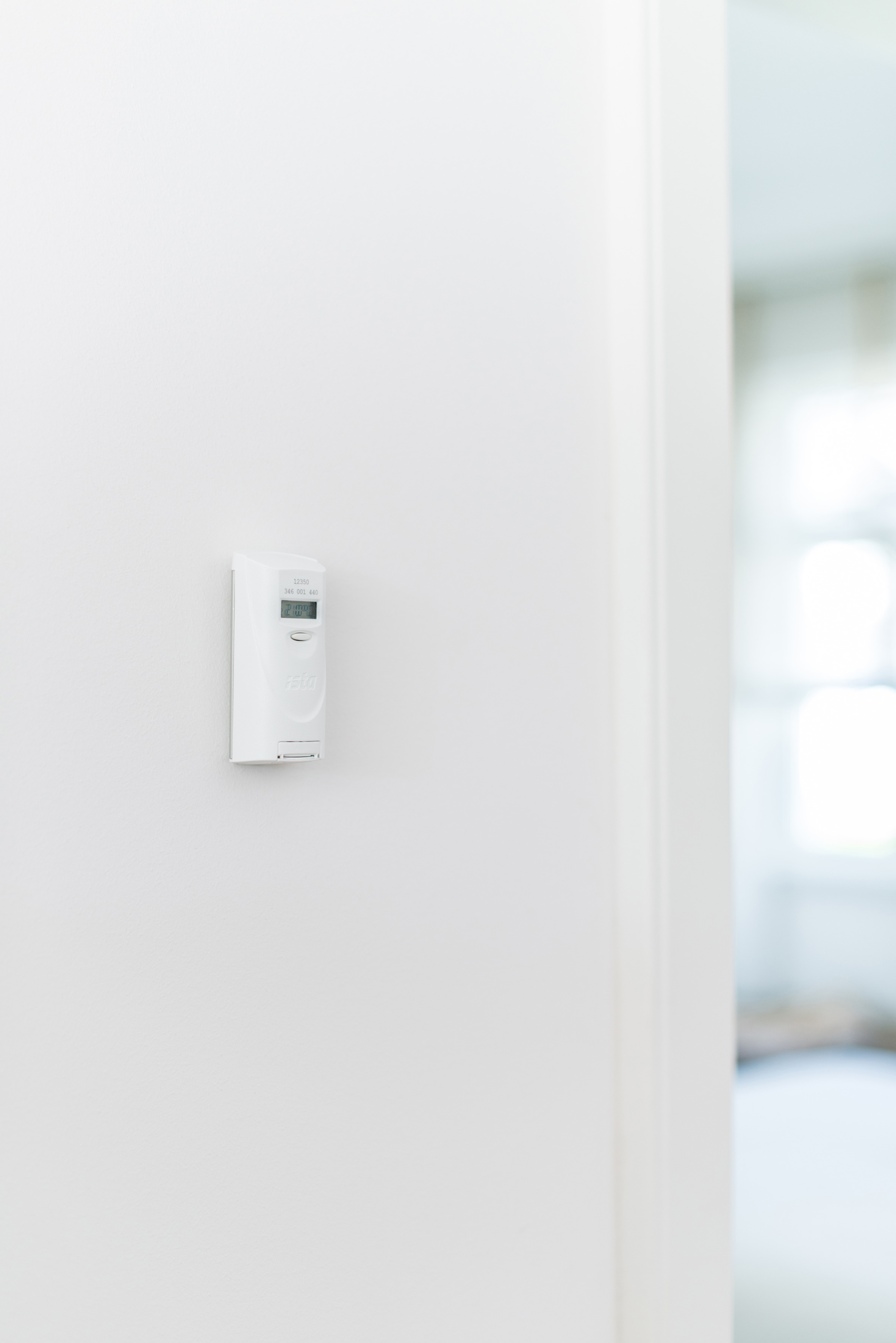 Termometro smart che consente il controllo della temperatura interna di ogni stanza e invia il dato settimanalmente al datacenter Termometro smart che consente il controllo della temperatura interna di ogni stanza e invia il dato settimanalmente al datacenter