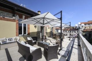 Finestre in legno di Navello, Villa Marentino Torino - Terrazzo - Ph. A.Lercara. La scelta dei questi serramenti deriva dall’esigenza di riprodurre fedelmente lo stile delle finestre originarie, aggiornandole però dal punto di vista energetico con prestazioni di ultima generazione: 5 finestre in abete lamellare della linea Novecento, 3 portefinestre e 1 portafinestra centinata. Tutti i serramenti sono stati costruiti su misura, in versione a 2 ante dotata di inglesina applicata con profilo a foglia. Le portefinestre montano un pannello bugnato inferiore. I colori sono laccati – bianco spazzolato antico all’interno, verde pastello all’esterno. All’interno gli ambienti sono stati ridisegnati all’insegna della luminosità, garantita dalle vetrocamere a controllo solare Navello (44.2/15/33.1 con gas argon) che lasciano passare la luce ma bloccano le dispersioni termiche, mantenendo il calore all’esterno in estate e conservandolo all’interno durante l’inverno. Con una garanzia di 10 anni contro la condensa. Prezzo su progetto.
www.navello.it Finestre in legno di Navello, Villa Marentino Torino - Terrazzo - Ph. A.Lercara. La scelta dei questi serramenti deriva dall’esigenza di riprodurre fedelmente lo stile delle finestre originarie, aggiornandole però dal punto di vista energetico con prestazioni di ultima generazione: 5 finestre in abete lamellare della linea Novecento, 3 portefinestre e 1 portafinestra centinata. Tutti i serramenti sono stati costruiti su misura, in versione a 2 ante dotata di inglesina applicata con profilo a foglia. Le portefinestre montano un pannello bugnato inferiore. I colori sono laccati – bianco spazzolato antico all’interno, verde pastello all’esterno. All’interno gli ambienti sono stati ridisegnati all’insegna della luminosità, garantita dalle vetrocamere a controllo solare Navello (44.2/15/33.1 con gas argon) che lasciano passare la luce ma bloccano le dispersioni termiche, mantenendo il calore all’esterno in estate e conservandolo all’interno durante l’inverno. Con una garanzia di 10 anni contro la condensa. Prezzo su progetto.
www.navello.it