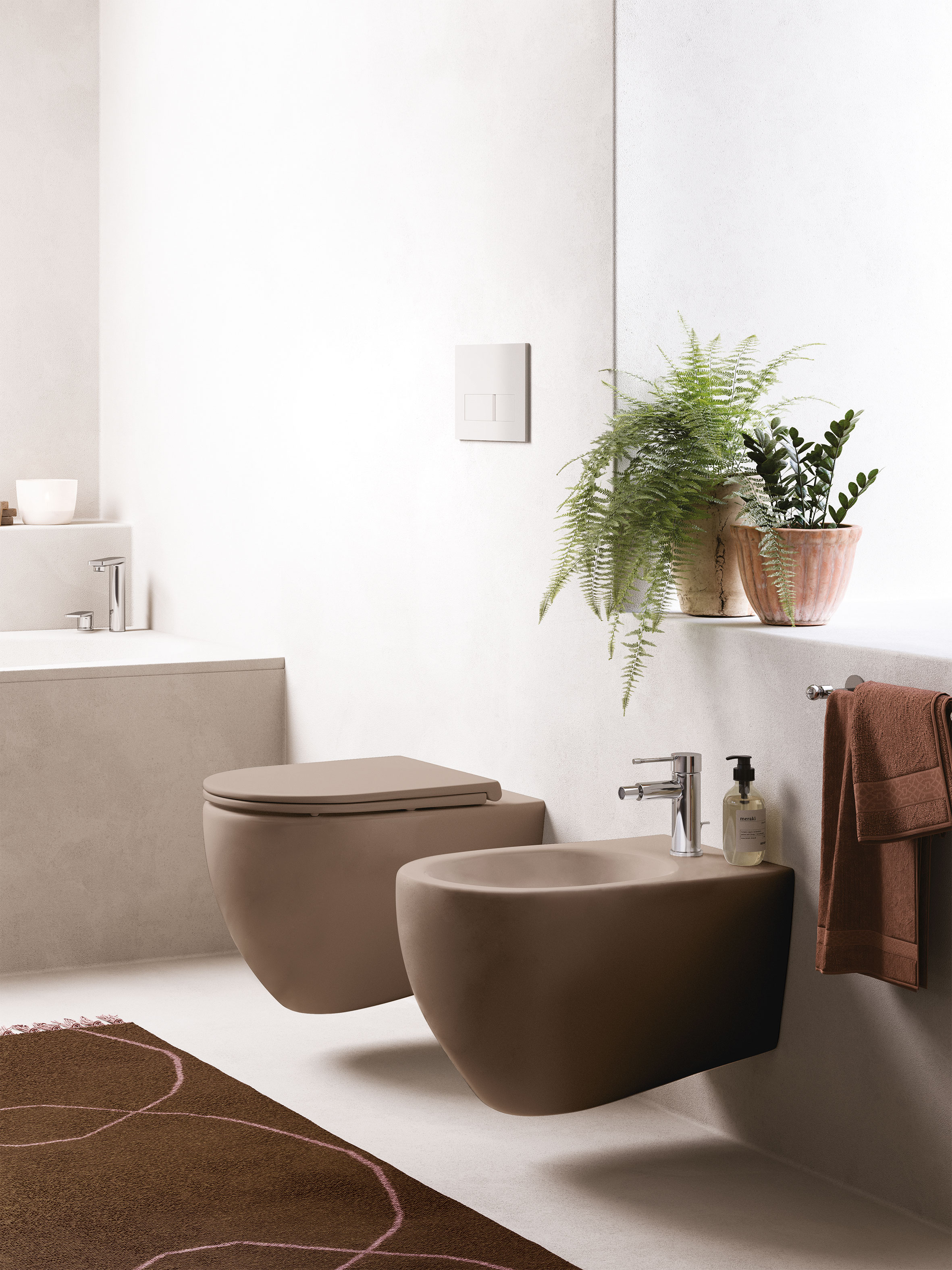 La serie di sanitari Vanilla di Niu Ceramica, dalle superfici setose, oltre al classico bianco lucido è disponibile anche in versione satinata e in cinque colori matt. Una palette di nuance – White, Taupe (in foto), Anthracite, Ivory, Black – ispirata alla natura, per dare al bagno un tratto distintivo ed elegante. Oltre ai sanitari, sospesi o a terra, con wc rimless (senza brida interna, per il massimo dell’igiene e dell’estetica), la collezione comprende tre diversi lavabi da appoggio, di cui uno circolare. Prezzo vaso sospeso 260 euro + iva, bidet sospeso 240 uro + iva. www.niuceramica.it La serie di sanitari Vanilla di Niu Ceramica, dalle superfici setose, oltre al classico bianco lucido è disponibile anche in versione satinata e in cinque colori matt. Una palette di nuance – White, Taupe (in foto), Anthracite, Ivory, Black – ispirata alla natura, per dare al bagno un tratto distintivo ed elegante. Oltre ai sanitari, sospesi o a terra, con wc rimless (senza brida interna, per il massimo dell’igiene e dell’estetica), la collezione comprende tre diversi lavabi da appoggio, di cui uno circolare. Prezzo vaso sospeso 260 euro + iva, bidet sospeso 240 uro + iva. www.niuceramica.it