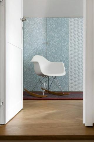 armadio con ante rivestite con carte da parati ma con colori simili